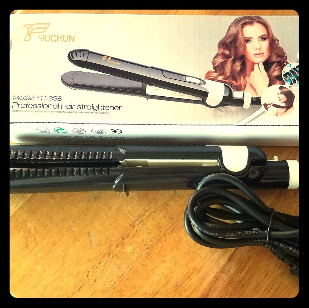 NEW Travel Sized Flat Iron